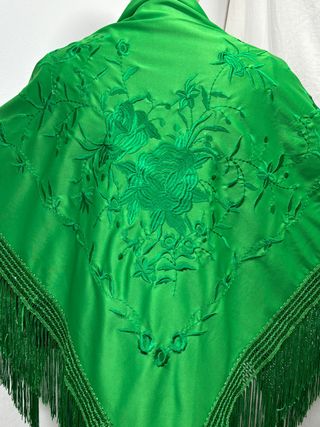 Manton Flamenco Bordado Flor Verde
