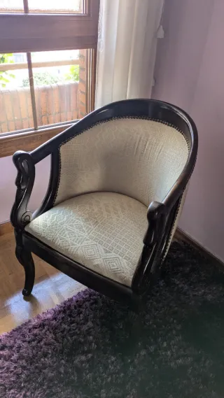 Sillón tapizado madera oscura