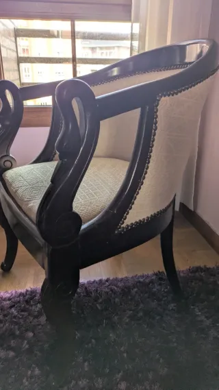 Sillón tapizado madera oscura