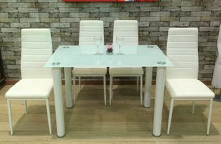 Mesa de cristal y 4 sillas blancas
