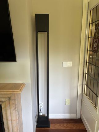 Lámpara de pie moderna negra.