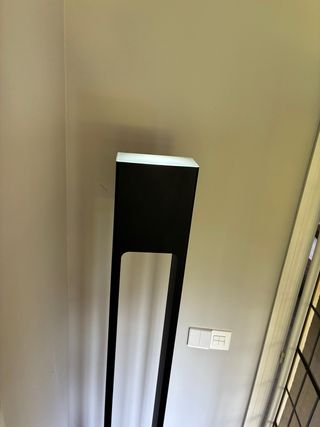 Lámpara de pie moderna negra.