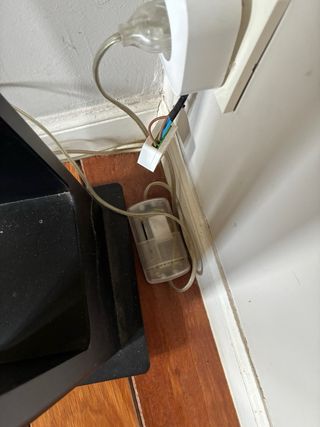 Lámpara de pie moderna negra.