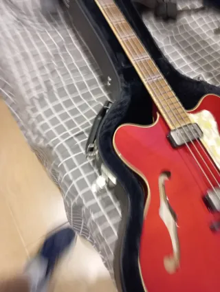 Bajo Höfner Verythin Rojo