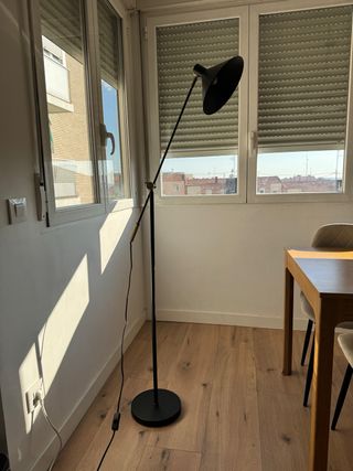 Lámpara de pie negra Sklum