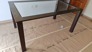 Mesa de comedor de cristal y madera