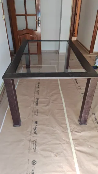 Mesa de comedor de cristal y madera
