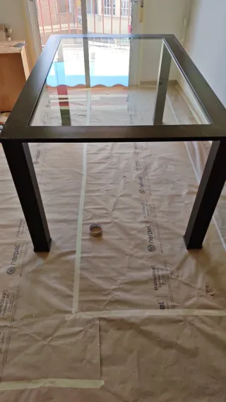 Mesa de comedor de cristal y madera