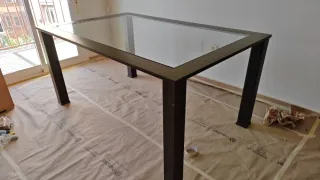 Mesa de comedor de cristal y madera