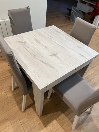 Mesa y 4 sillas comedor