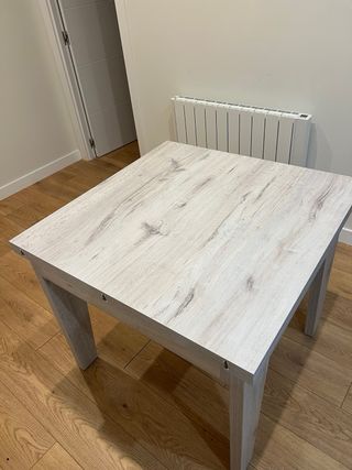 Mesa y 4 sillas comedor