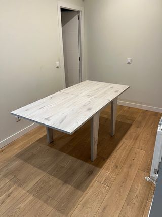 Mesa y 4 sillas comedor