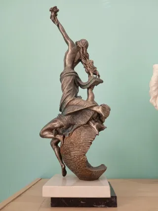 Escultura pareja sobre el mundo