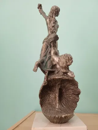 Escultura pareja sobre el mundo