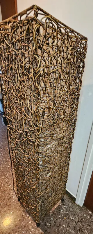 Lámpara de pie de mimbre