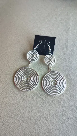 Pendientes largos espiral plateados nuevos.
