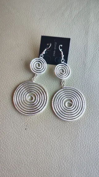 Pendientes largos espiral plateados nuevos.
