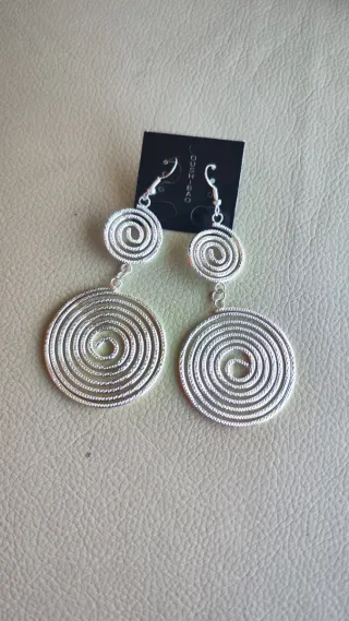 Pendientes largos espiral plateados nuevos.