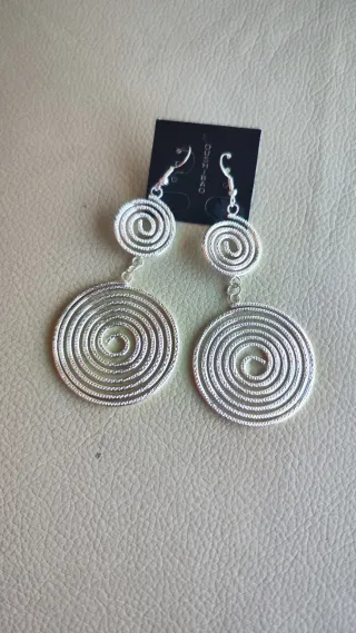 Pendientes largos espiral plateados nuevos.
