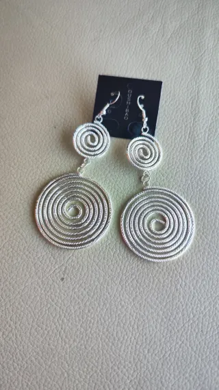 Pendientes largos espiral plateados nuevos.