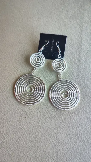 Pendientes largos espiral plateados nuevos.