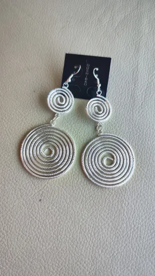 Pendientes largos espiral plateados nuevos.