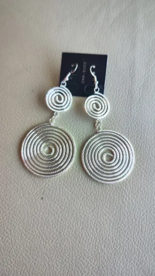 Pendientes largos espiral plateados nuevos.