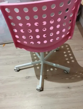 Silla de escritorio rosa con ruedas