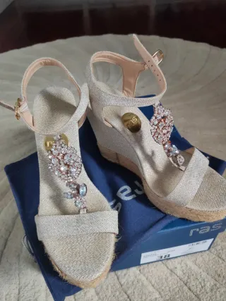 Sandalias cuña Ras doradas y plateadas talla 38