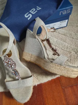 Sandalias cuña Ras doradas y plateadas talla 38