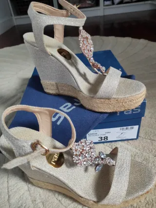 Sandalias cuña Ras doradas y plateadas talla 38