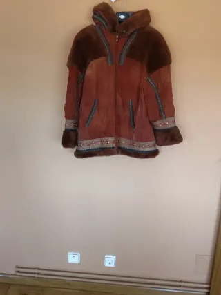 Abrigo de ante con capucha