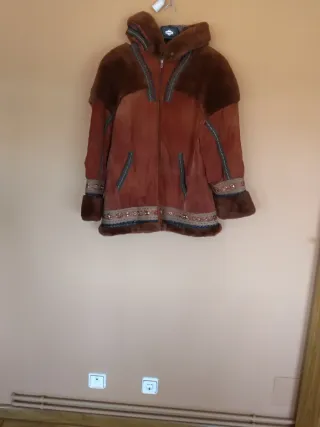 Abrigo de ante con capucha