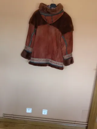 Abrigo de ante con capucha