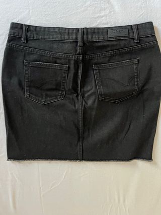 Falda vaquera negra con botones