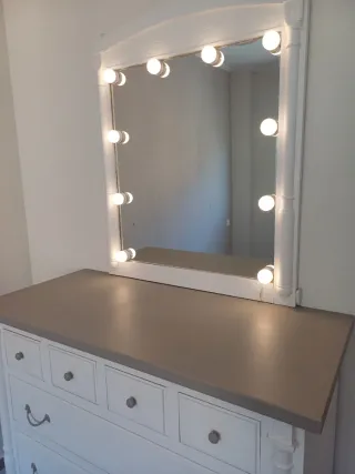 Cómoda de pino con espejo y luces Led.