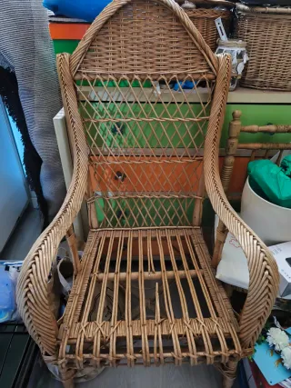 Sillón de mimbre marrón y naranja