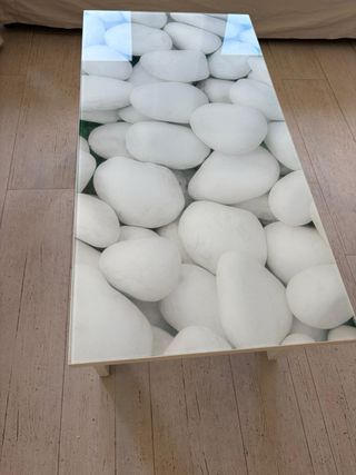 Mesa baja cristal y plástico diseño piedras