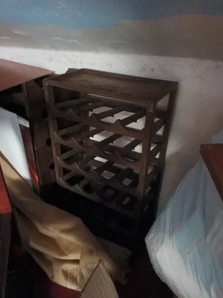 Vinoteca oscura. Tengo 4/5 piezas