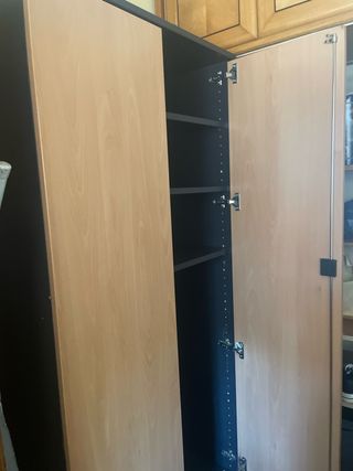Armario de madera  con cerradura