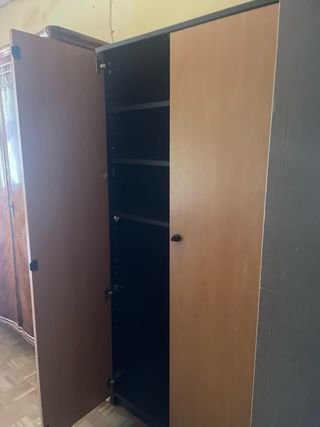 Armario de madera  con cerradura