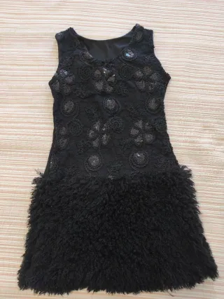 Vestido negro con lentejuelas y pelo