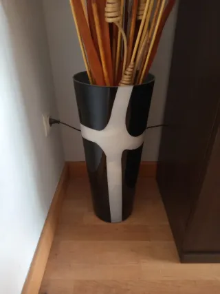 Jarrón Negro con Cañas Decorativas naranjas