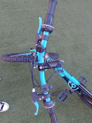 Bicicleta Montaña Azul y Negra