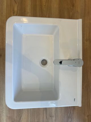 Lavabo Roca Blanco 55x46.5x15cm. Incluye grifo