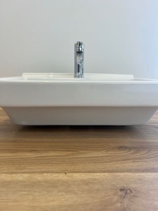 Lavabo Roca Blanco 55x46.5x15cm. Incluye grifo