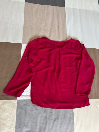 Blusa fucsia con colletto gioiello