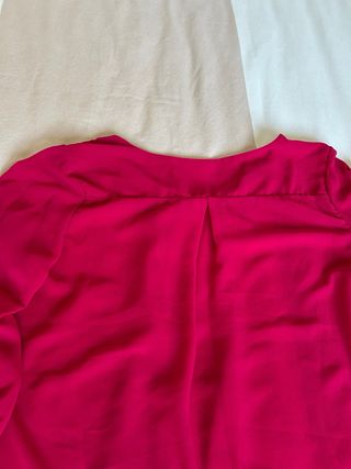 Blusa fucsia con colletto gioiello