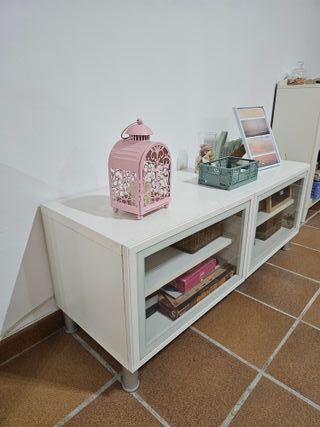 Mueble TV blanco patas metálicas