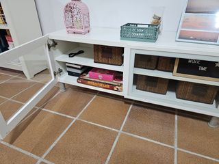 Mueble TV blanco patas metálicas